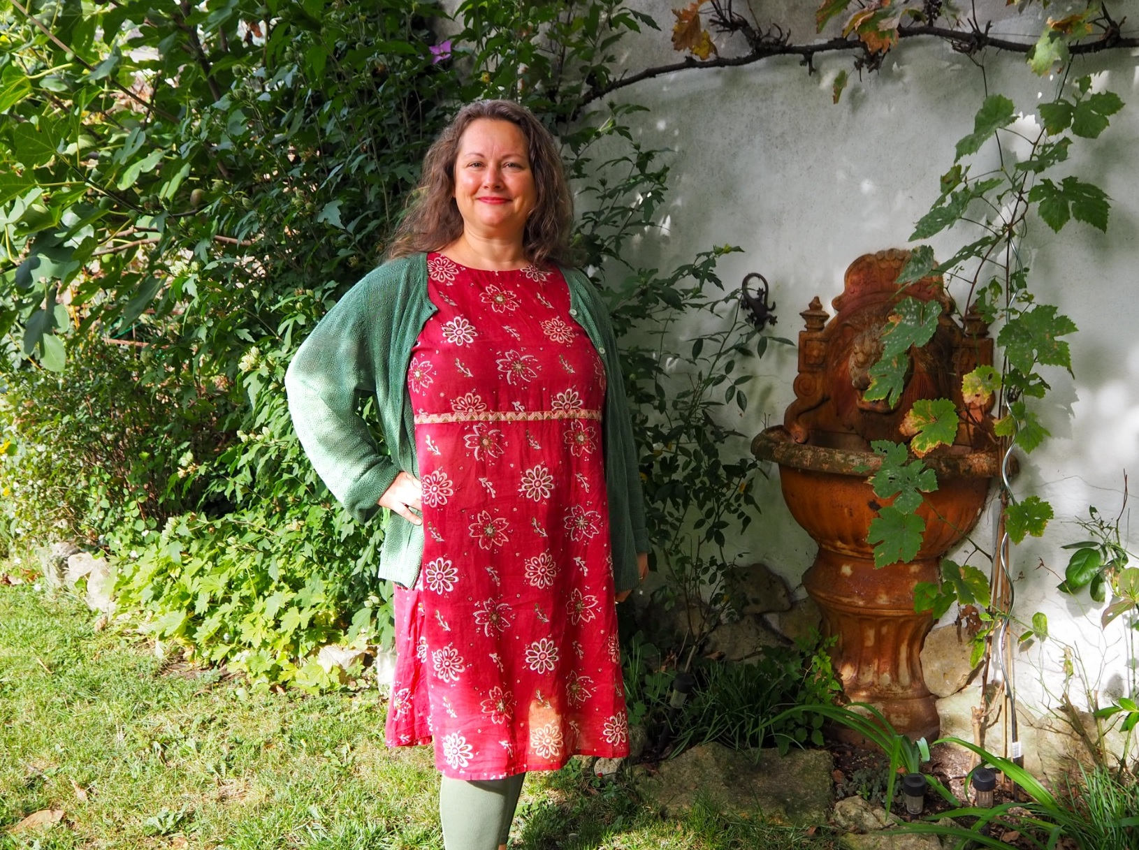 Manuela Pieper-Meißner steht im Garten bzw. in der Natur.